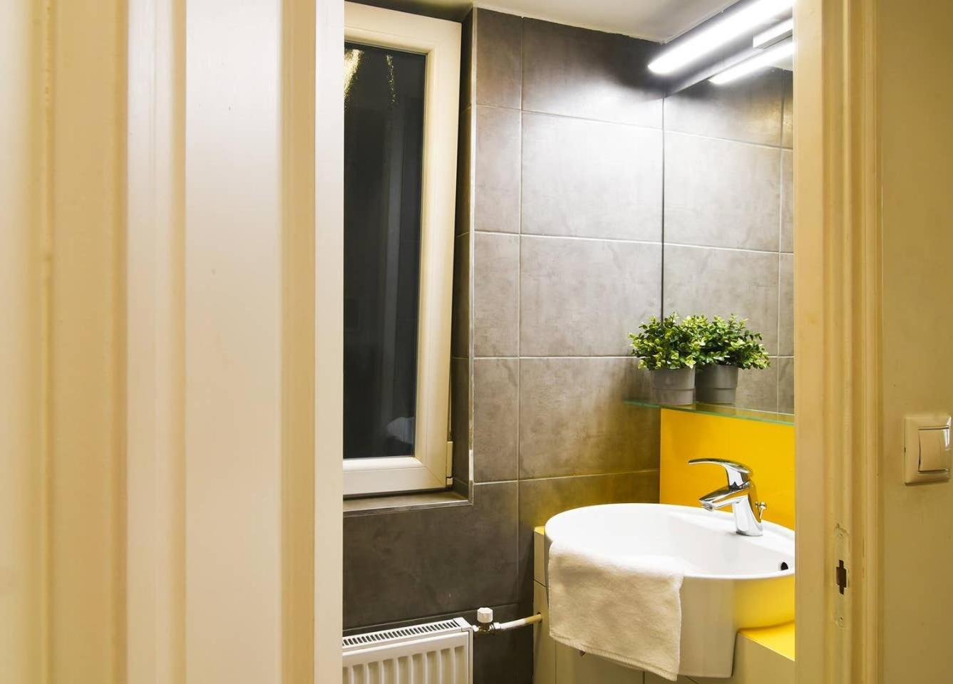 Central & Colorful Studio With Air Conditioning Budapest Eksteriør bilde