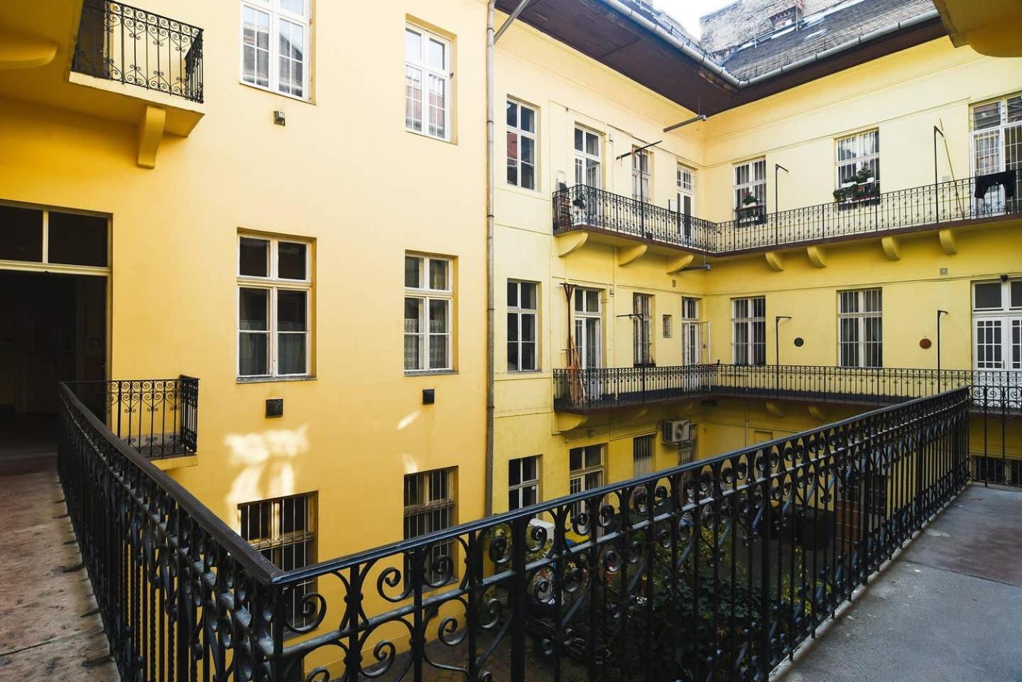 Central & Colorful Studio With Air Conditioning Budapest Eksteriør bilde